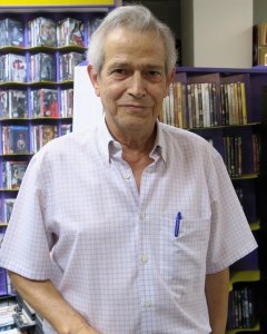 Juan Manuel Sanz, dueño de Alfil, el videoclub más antiguo de Madrid, en su establecimiento. EFE/ Pablo Gracia