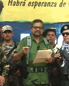 El ex número dos de las FARC, 'Iván Márquez' durante el vídeo en el que anuncia la vuelta a la lucha armada en Colombia.-