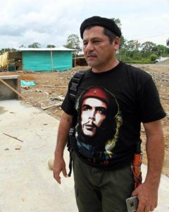 El comandante guerrillero Henry Castellanos, alias Henry Castellano, alias Romaña, habla con Efe el 8 de marzo de 2017, en la Zona Veredal de La Playa, municipio de Tumaco (Colombia). EFE/Archivo