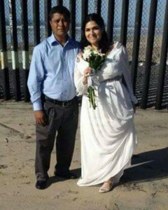 23/12/2014 - La estadounidense Cecilia García lleva años luchando por regularizar la situación de su esposo, que fue deportado a México hace siete años.