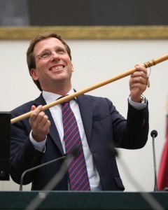 José Luis Martínez Almeida, con el bastón de mando tras ser elegido alcalde de Madrid. AYUNTAMIENTO DE MADRID