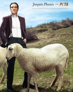 14/12/2016 - Joaquin Phoenix con un traje vegano de lana de Brave GentleMan y posa junto a las ovejas rescatadas./ PETA