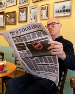 Un hombre lee una edición de 'The Australian' en una cafetería de Adelaida. - EFE