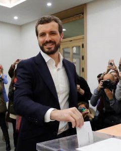 El presidente del Partido Popular Pablo Casado, deposita su voto en Madrid, hoy Domingo 10 de Noviembre. Más de 37 millones de españoles están llamados a elegir este domingo un parlamento que rompa el bloqueo político del país, que encara su cuarta convoc