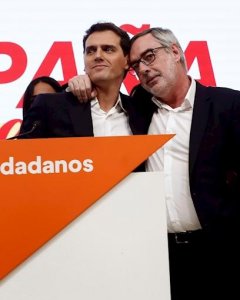 El líder de Ciudadanos, Albert Rivera (c), y el secretario general, José Manuel Villegas (2-d), durante la valoración de las elecciones del 10-N. EFE/Mariscal