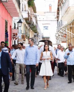 Los monarcas paseando por el centro histórico de La Habana. / Europa Press