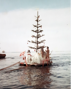 El árbol de Navidad que los marineros idearon en mitad del lago.