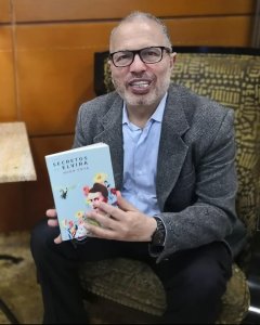 Hugo Coya junto a su libro 'Los secretos de Elvira'.