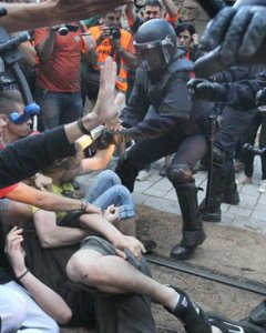 Mossos d'Esquadra intentan apartar a varios jovenes durante la concentración de bloqueo a los accesos al Parlament el 15 de junio de 2011.