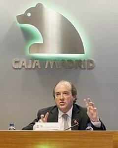 El director general adjunto de Caja Madrid, Juan Astorqui (centro) en una imagen de archivo.