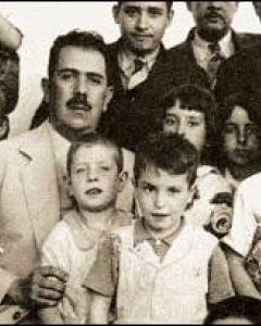 Lázaro Cárdenas con niños de la guerra en México.