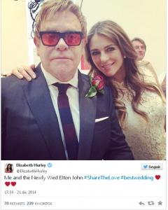 La actriz y modelo Liz Hurley con Elton John en su boda. TWITTER