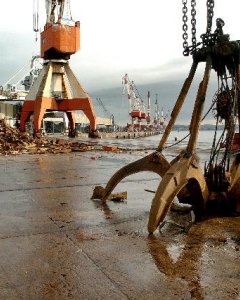 En la imagen, aspecto del puerto de Santander, completamente paralizado debido a la huelga de estibadores que tuvo lugar en 2006.