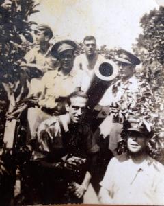 Compañeros del grupo de Artillería de la 5ª Brigada Mixta del Ejército republicano (Antonio es el que está agachado a la derecha de la imagen)