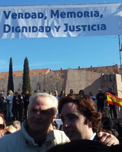 El 'pequeño Nicolás', haciéndose un selfie con un asistente a la concentración de la AVT contra el Gobierno de Rajoy. PÚBLICO