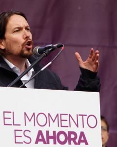 El líder de Podemos, Pablo Iglesias, durante su discurso en una Puerta del Sol abarrotada de personas tras la Marcha del Cambio en Madrid. -JAIRO VARGAS