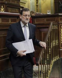 Mariano Rajoy baja de la tribuna y se dirige a su escaño, en un momento del Debate sobre el Estado de la Nación que se celebra en el Congreso. EFE