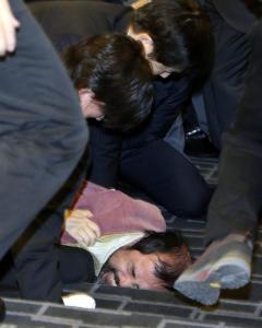 El sospechoso del ataque al embajador de EEUU, retenido en el suelo. - EFE