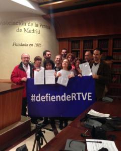 Trabajadores de RTVE el día que presentaron 1.500 firmas en defensa de la televisión pública.- APM
