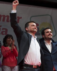 El candidato de IU a la Presidencia de la Junta de Andalucía, Antonio Maíllo, junto al candidato a la Presidencia del Gobierno, Alberto Garzón, durante un mitin en Málaga. EFE/Jorge Zapata