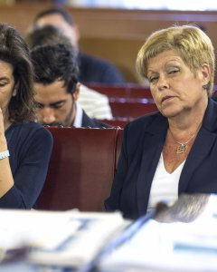 La alcaldesa de Novelda (Alicante) y exconsellera de Turismo, Milagrosa Martínez (d) y la también exconsellera de Turismo, Angélica Such (i), en el banquillo de los acusados en la segunda sesión del juicio por los contratos de la Generalitat con la red Gü