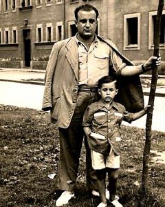 Antón junto a su padre en 1953, en la barriada de Lada