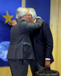 El expresidente del Gobierno español Felipe González atiende a los medios tras reunirse con el presidente de la Comisión Europea (CE), Jean-Claude Juncker, en unas declaraciones en las que afirmó que una salida del euro de Grecia sería 'el peor de los esc