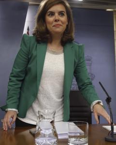 La vicepresidenta y portavoz del Gobierno, Soraya Sáenz de Santamaría, durante la rueda de prensatras la reunión del Consejo de Ministros. EFE/J. J. Guillén