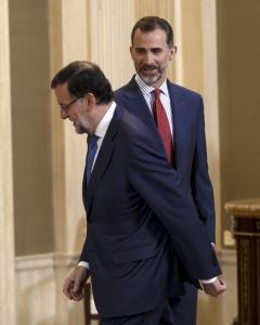 El presidente del Gobierno, Mariano Rajoy, junto al rey Felipe VI, antes de la reunión anual del patronato de la Fundación Carolina en el Palacio de la Zarzuela. REUTERS/Juan Medina