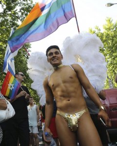 Un participante del tradicional desfile del Orgullo Gay que hoy recorre las calles de Madrid con el lema 'Leyes por la igualdad real ¡Ya!'