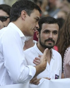El secretario general del PSOE, Pedro Sánchez (i), conversa con el diputado de IU Alberto Garzón (d), al comienzo del tradicional desfile del Orgullo Gay.- EFE