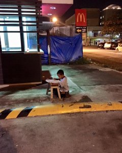 La imagen de un niño estudiando bajo la luz de McDonald's .