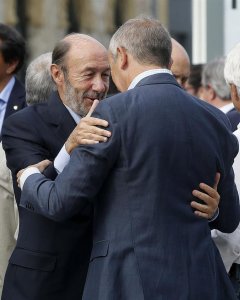 El exvicepresidente del Gobierno, Alfredo Pérez Rubalcaba, saluda al portavoz del Gobierno Vasco, Josu Erkoreka, a su llegada al cementerio de Polloe de San Sebastián para despedir al histórico dirigente socialista Txiki Benegas./ EFE