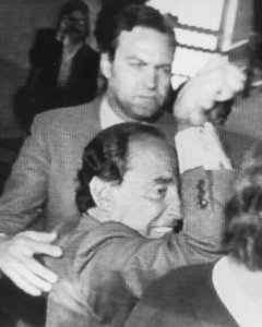 Imagen de la agresión de Ruiz Mateos a Miguel Boyer en 1989.