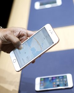 Los nuevos iPhone 6S y 6S Plus, en una presentación de Apple en San Francisco. REUTERS/Beck Diefenbach
