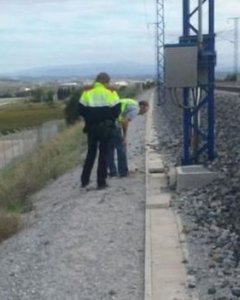 Agentes de seguridad inspeccionan las vías.