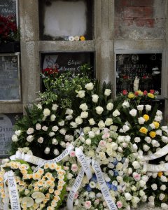 Panteón en el cementerio de Santa Cristina de Barro en la localidad coruñesa de Noia, donde ha sido enterrada la pequeña Andrea, la niña de 12 años con una enfermedad rara e irreversible para la que sus padres pedían una muerte digna. EFE/Xoán Rey