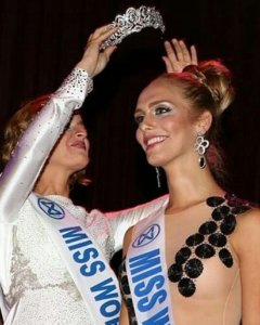 Angela Ponce cuando se alzó con la corona de Miss Cádiz.