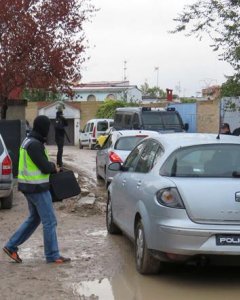 Detención en el poblado chabolista de la Cañada Real, conocido como el 'supermercado' de la droga, de uno de los tres supuestos yihadistas detenidos. EFE