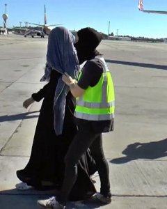 Fotografía facilitada por la Policía Nacional, que ha detenido en el aeropuerto de Málaga a una joven española de 26 años por su presunta vinculación con la organización yihadista Daesh. EFE