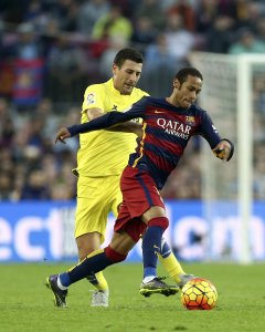 El delantero brasileñoidel Barcelona, Neymar, pelea un balón con el defensa italiano del Villarreal Daniele Bonera durante el partido en el Camp Nou de Barcelona. EFE/Toni Albir