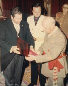 Momento en el que Francisco Franco recibió la medalla de La Laguna.