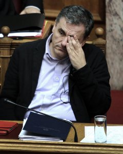 El ministro de finanzas de Grecia Euclid Tsakalotos, en el Parlamento heleno. EFE/SIMELA PANTZARTZI