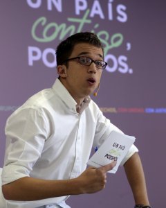 El director de campaña de Podemos, Íñigo Errejón, durante la presentación de los elementos centrales de la campaña de su formación para las elecciones generales del 20-D. EFE/Ballesteros