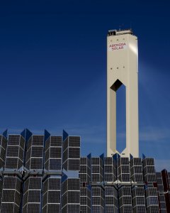 El logo de Abengoa en la torre de la planta solar Solucar, en la localidad de Sanlucar la Mayor, cerca de Sevilla. REUTERS/Marcelo del Pozo