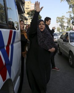 Una mujer, pariente de una de las víctimas, reacciona frente al restaurante  atacado en El Cairo. REUTERS
