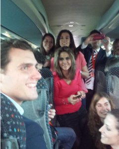 Albert Rivera, con periodistas de varios medios de comunicación, en el bus de campaña que los trasladó a todos desde Toledo hasta Madrid.