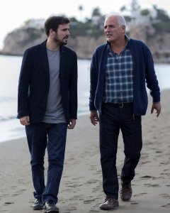 El candidato de IU a la Presidencia del Gobierno, Alberto Garzón, pasea junto a padre, Alberto, por la playa de la localidad malagueña de Rincón de la Victoria donde ha vivido desde su niñez. EFE/Carlos Díaz