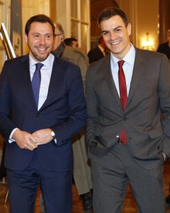 El secretario general del PSOE, Pedro Sánchez, junto al alcalde de Valladolid, el socialista Óscar Puente. EFE/Sergio Barrenechea