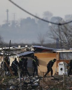 Agentes de la Guardia Civil detienen a unos hombres sospechosos de estar involucrados en el robo de cable de cobre durante una redada en el asentamiento de chabolas de El Gallinero. REUTERS